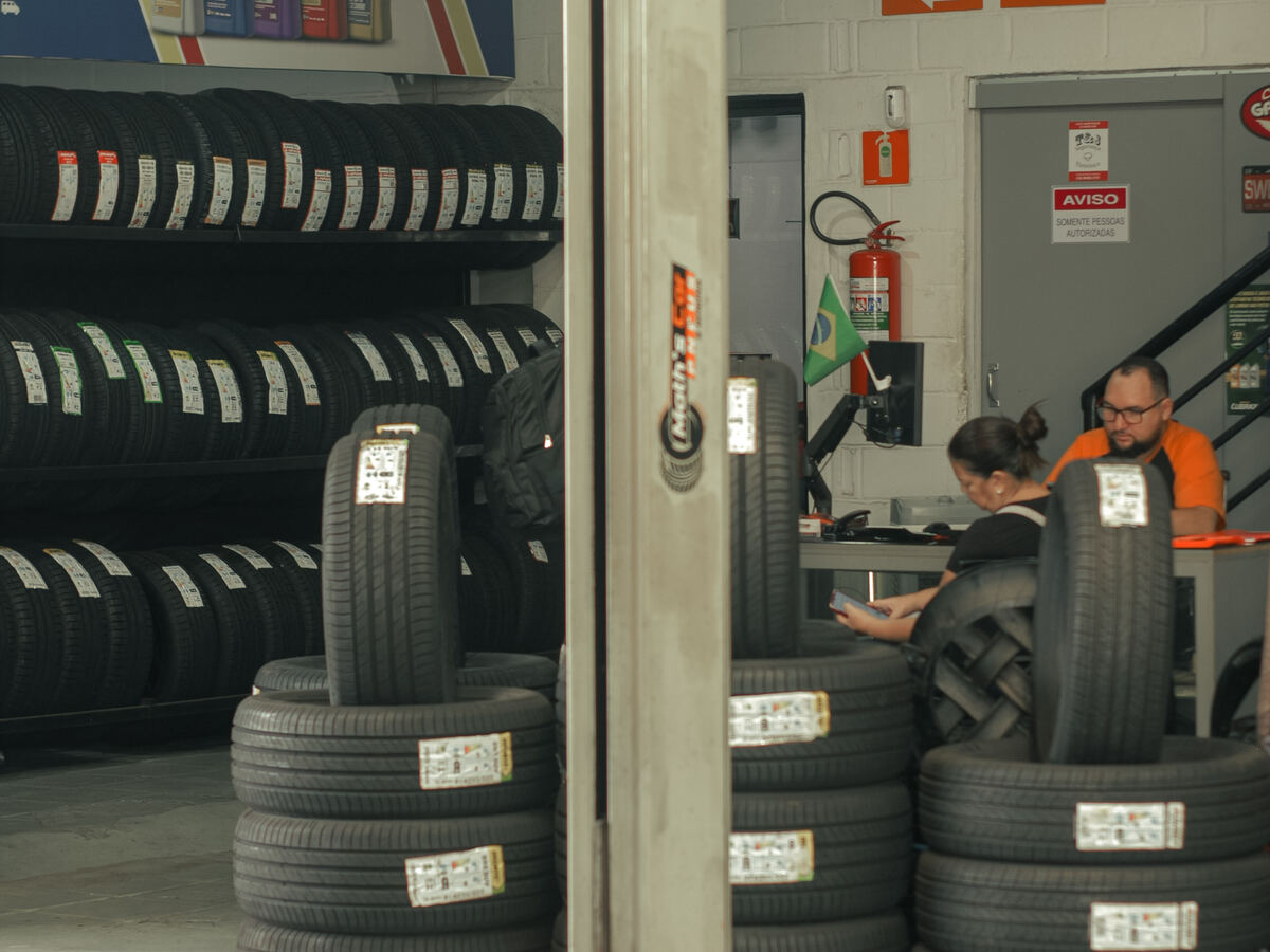 Pneus novos na loja da Math's Car, prontos para montagem