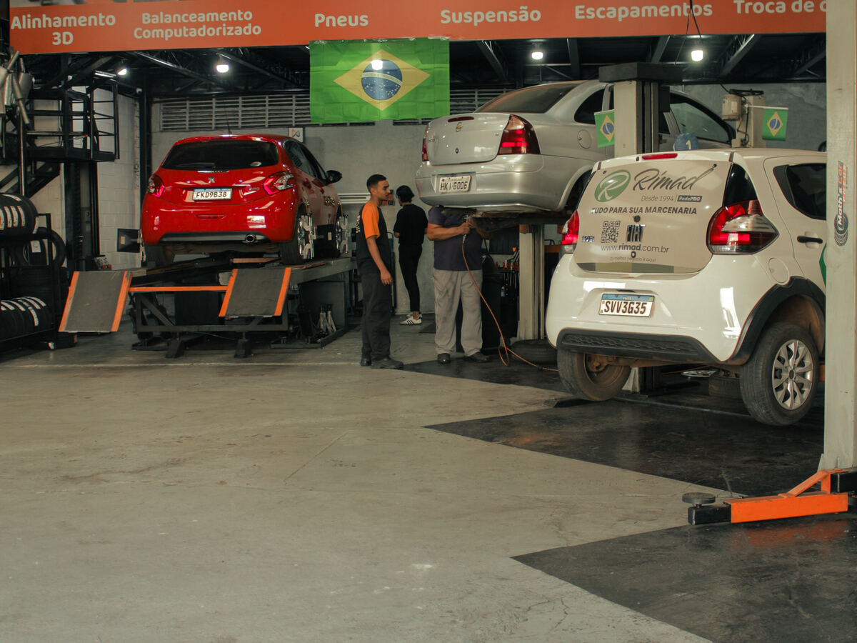 Veículos em revisão na oficina da Math's Car